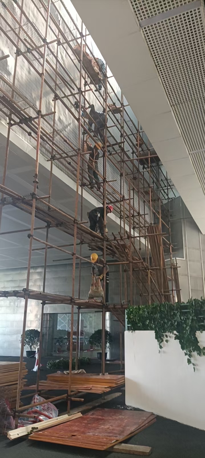 搭建钢管脚手架安全细节不能忽略-钢管脚手架搭建要注意带电设施