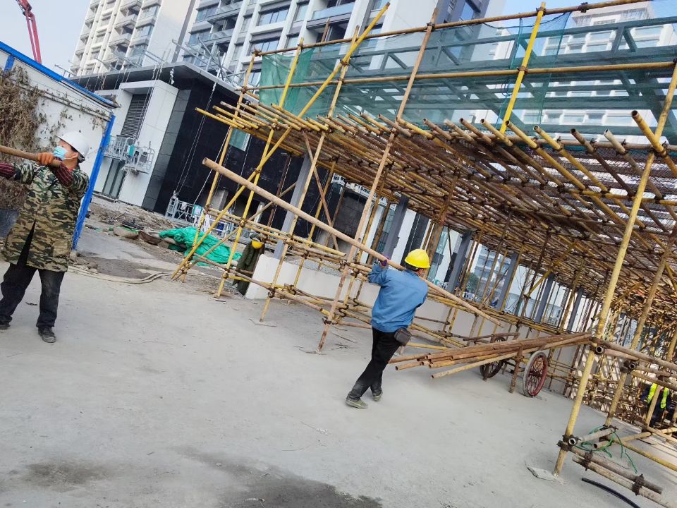 可以保护工人和行人的防护棚-守护工地高空作业的安全通道脚手架