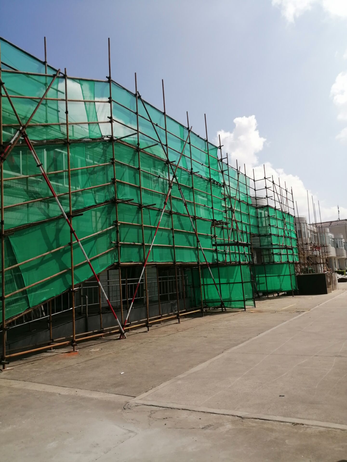 高空作业选钢管与毛竹脚手架因地取材-即要选对又不浪费