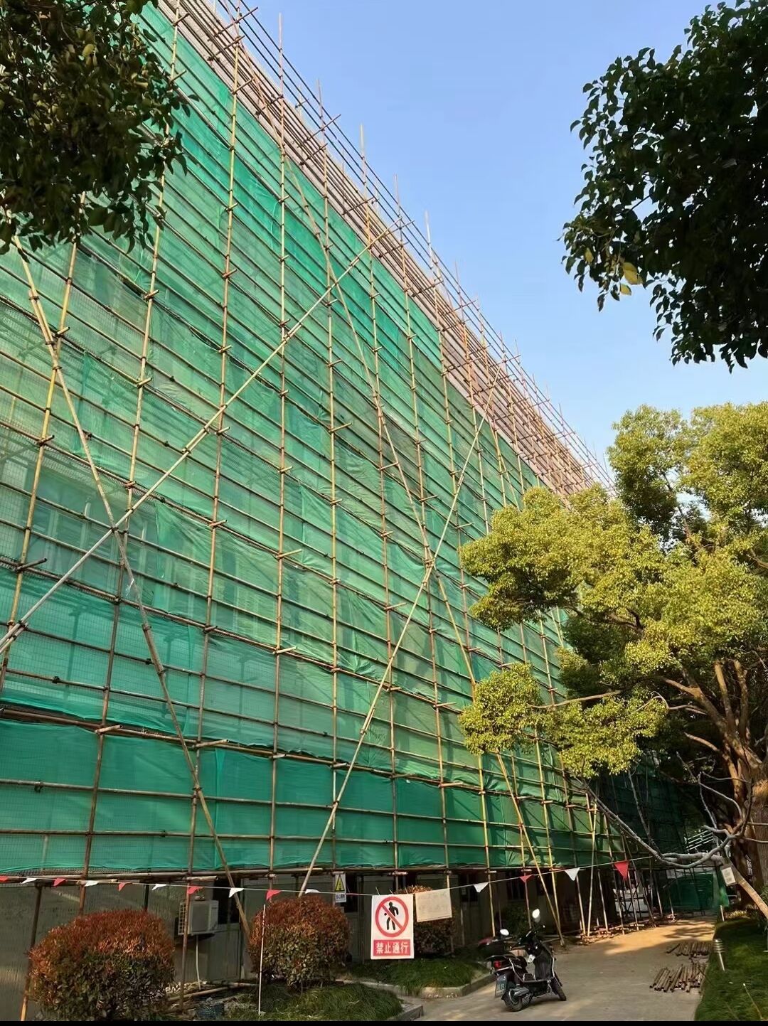 上海办公楼外墙清选错脚手架可能多花2倍预算！