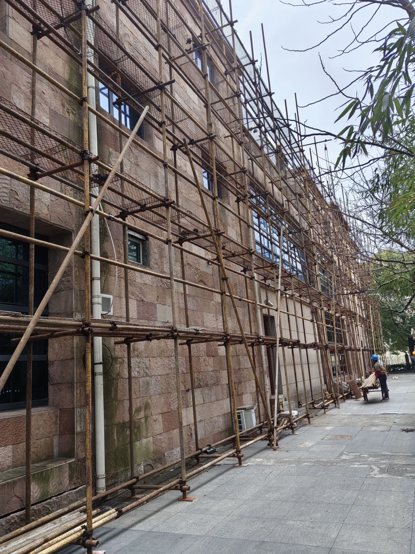 上海办公楼钢管脚手架搭建~2天完工不挡路