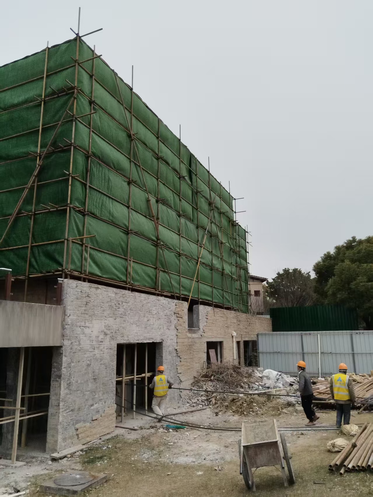 上海钢管脚手架搭建，如何做到既稳如泰山又规范